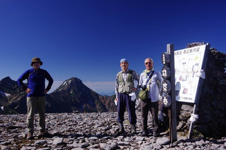 だだっ広い硫黄岳山頂にて