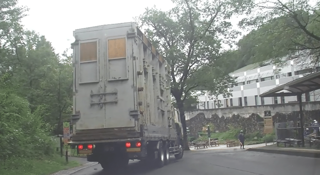 ゾウのお引越しは大変なのだ 東京都庁 ゾウのお引越しは大変なのだ 東京都庁