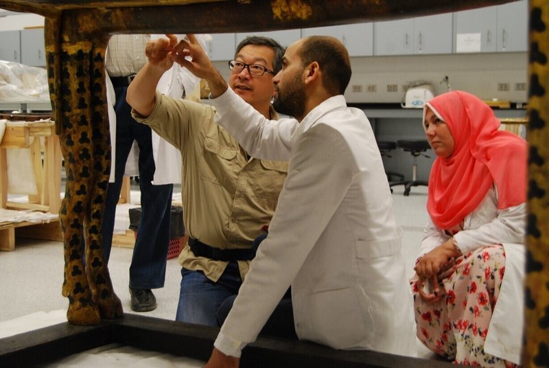 P4_エジプト専門家とツタンカーメン王のベッドの状態を調査する河合望氏（左）©JICA／GEM