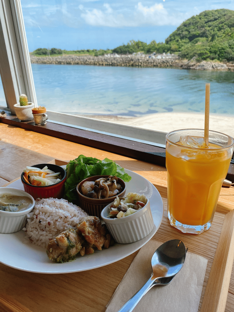 屋久島でのお昼ご飯はオシャレなカフェで海を見ながら。