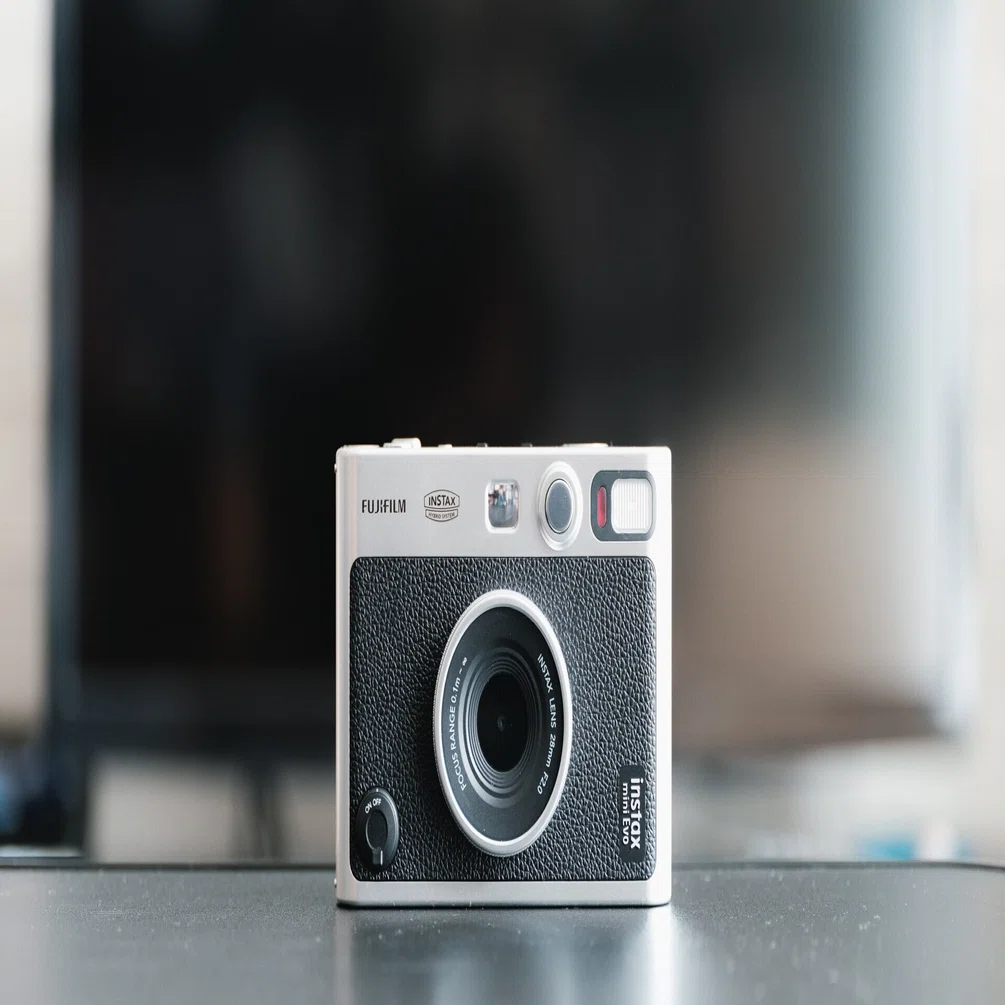 デジタルとフィルムの狭間にある”instax mini EVO”が心を奪っていく 
