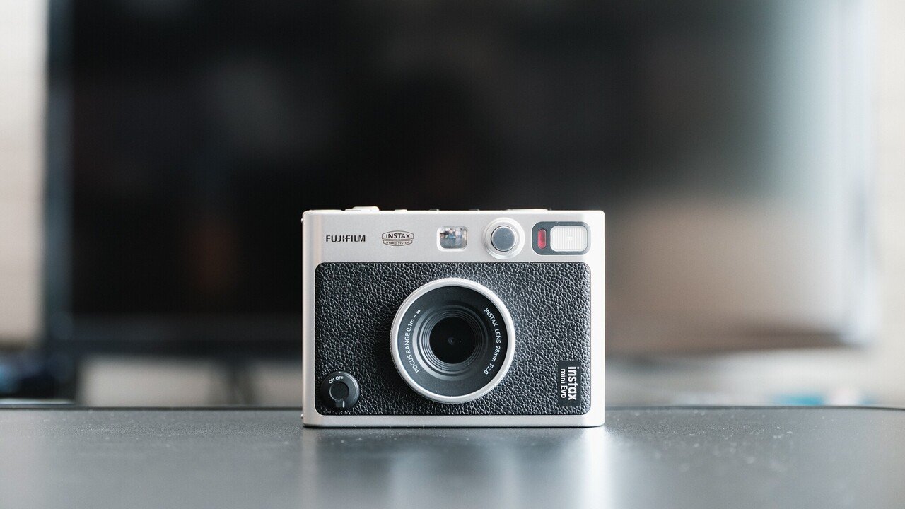 デジタルとフィルムの狭間にある”instax mini EVO”が心を奪って