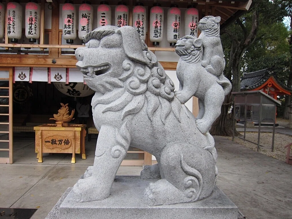 種貸社おんぶ狛犬