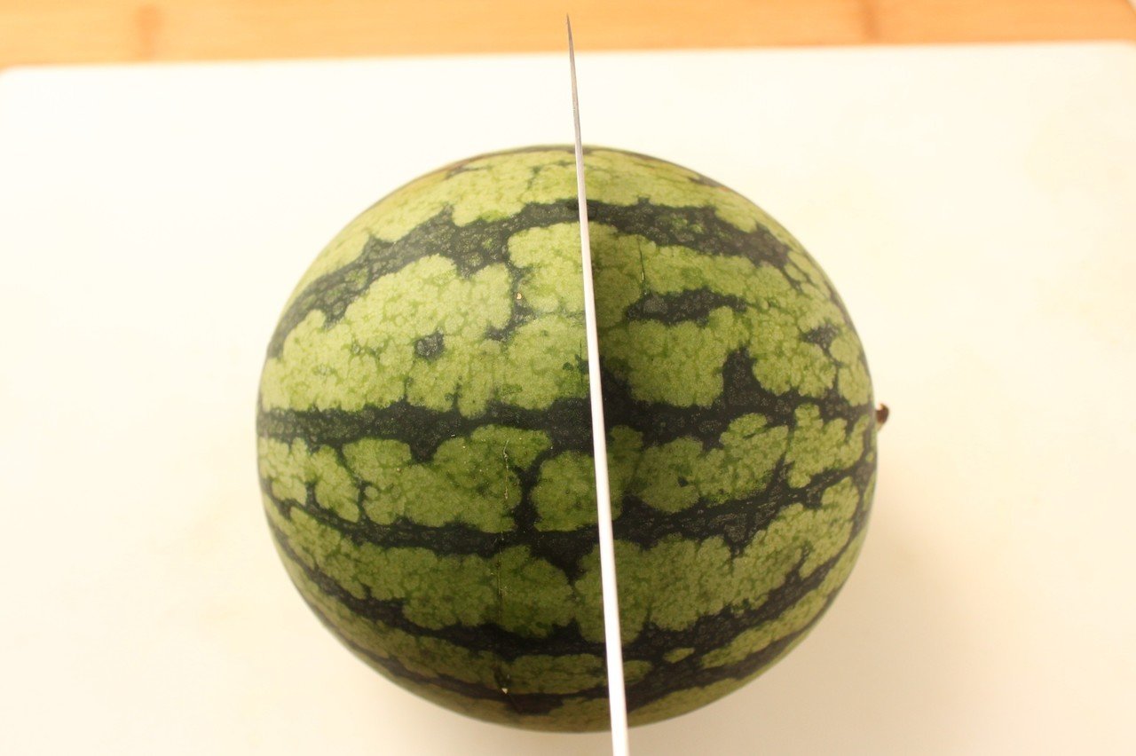 すいかの切り方 種が気にならないコツ 樋口直哉 Travelingfoodlab Note すいかの切り方 種が気にならないコツ 樋口直哉 Travelingfoodlab Note