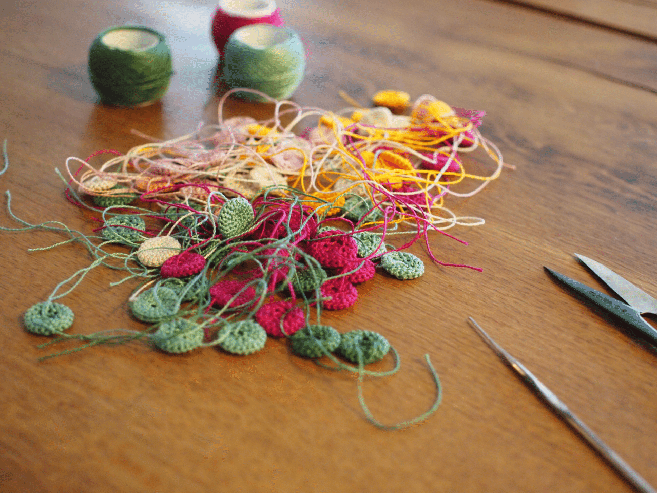 刺繍糸で編まれた 美しい色とかたち ひとりひとりに想いを届ける Meromero Meのかぎ編みアクセサリー Iichi Note 刺繍糸で編まれた 美しい色とかたち ひとりひとりに想いを届ける Meromero Meのかぎ編みアクセサリー Iichi Note