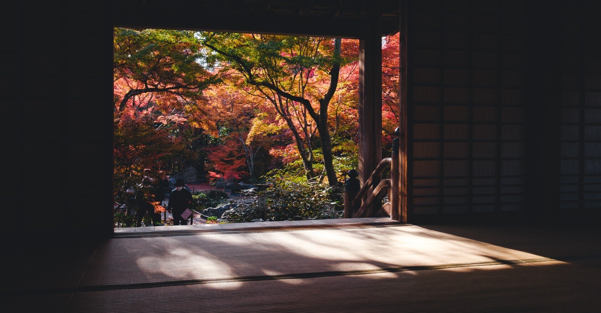 紅葉に彩ろられた田舎家 紅葉に彩ろられた田舎家 【公式通販】