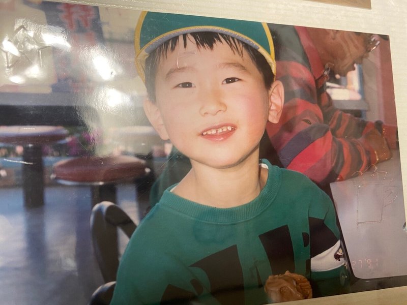 幼少期の写真 後ろに映るのは創業者である祖父