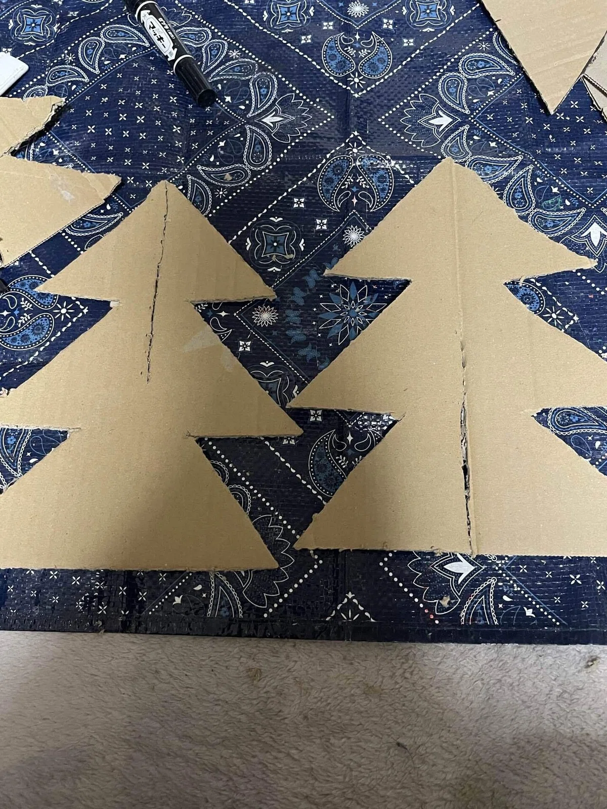 [How to Make] Cardboard Christmas Tree｜色いろ遊びすと★苦手を「快」に替えるベビーシッター