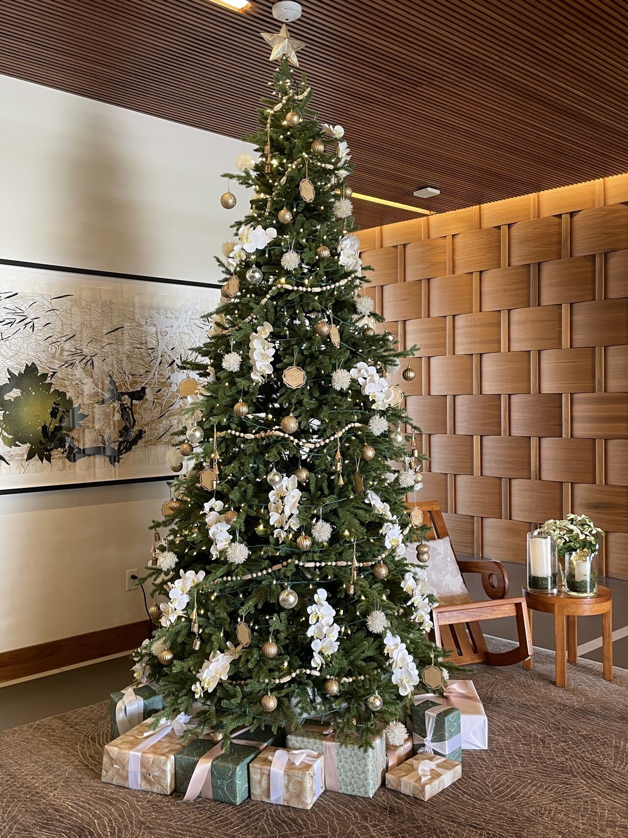 ショッピングセンター直結の高級コンドミニアムのクリスマスツリー シンプル だけど よく見ると蘭の花が飾られています ハワイっぽくていいなあ みずあさぎ ハワイ不動産 Note