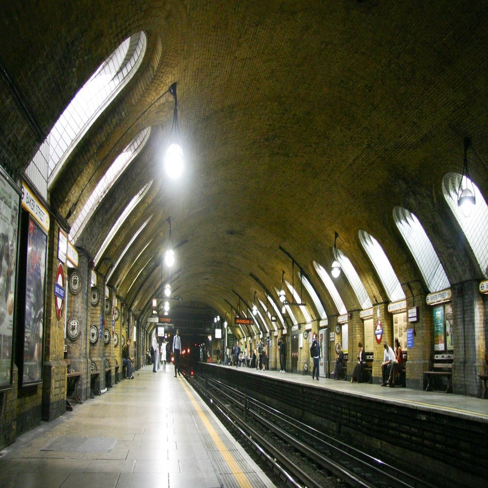 世界の駅めぐり 08 世界最古の地下鉄駅 ベーカーストリート駅 イギリス ロンドン 川辺謙一 交通技術ライター Note