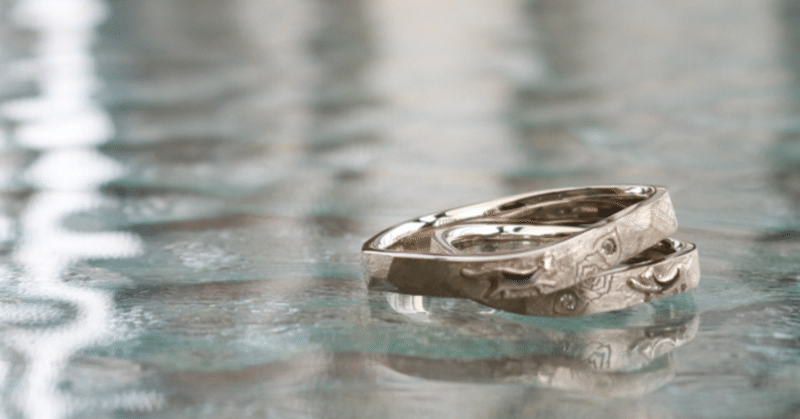 重ねることで完成する一輪のバラとぷっくりとした猫のシルエットを入れた結婚指輪