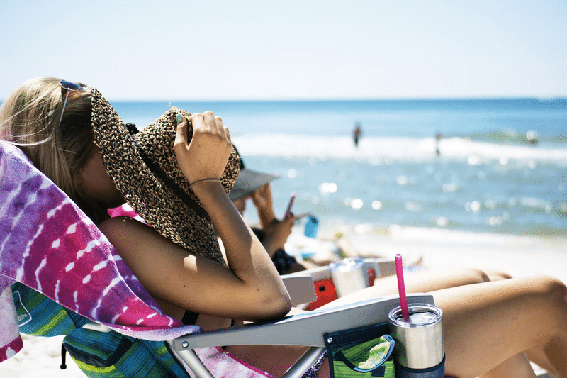 夏　汗　女性　日光浴