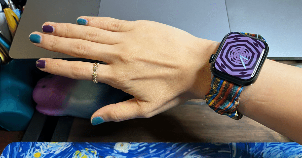 手書きの瞳とスマートな体型が素敵な良き人、お金を呼び込むゴールドに輝く招き猫 手書きの瞳とスマートな体型が素敵な良き人、お金を呼び込むゴールド