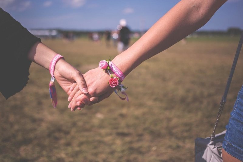 男の子同士が手をつないでいてもなんとも思われないのに 大人の男同士が手をつないでいると何かしら言われるのはなぜ まるのすけ Note 男の子同士が手をつないでいてもなんとも思われないのに 大人の男同士が手をつないでいると何かしら言われるのはなぜ まるのすけ Note