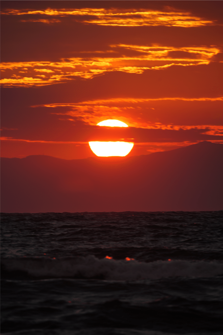 久々の投稿です。隙間を縫って、江ノ島近くの海岸へ。綺麗な夕日を撮ることが出来ました