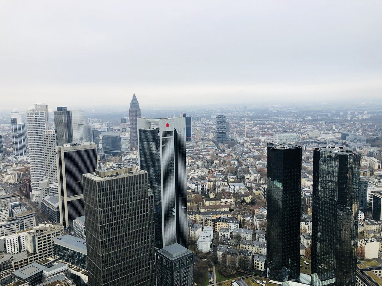 フランクフルトはマンハッタンの景色に似ているそうな マインタワーという高層ビル54階にある屋外展望台からの素晴らしい 眺めがこちらです 流星 Ryusei ３８歳から英語学習再開 国際サウナー 元多国籍企業職員 ウィーン 国内機関 Note