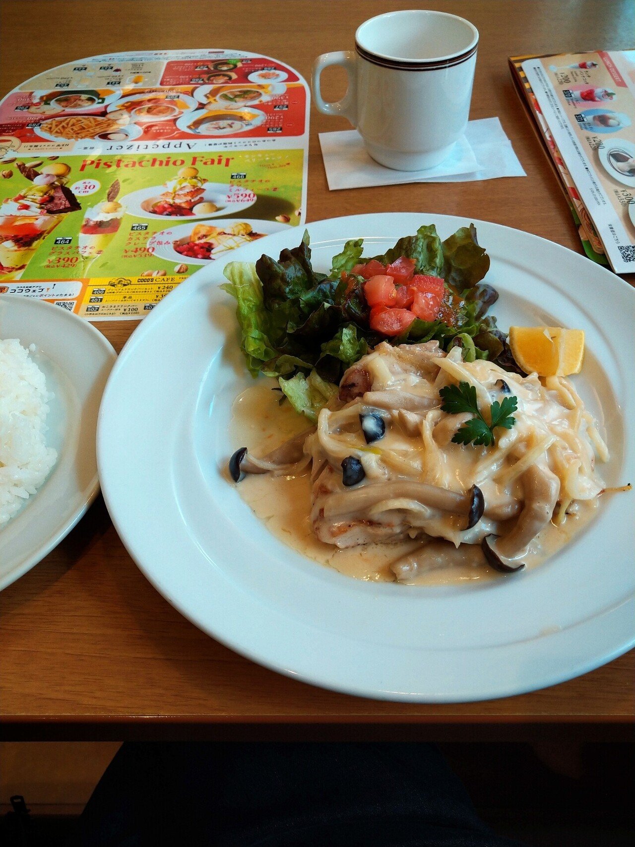 本日のランチ きのこクリームソースのチキンステーキ ココスのランチメニューって外食の割りにめっちゃ体重落ちるんですよ 理由は良くわからないけど ダイエッターさんは活用して下さい 林 直樹 Note