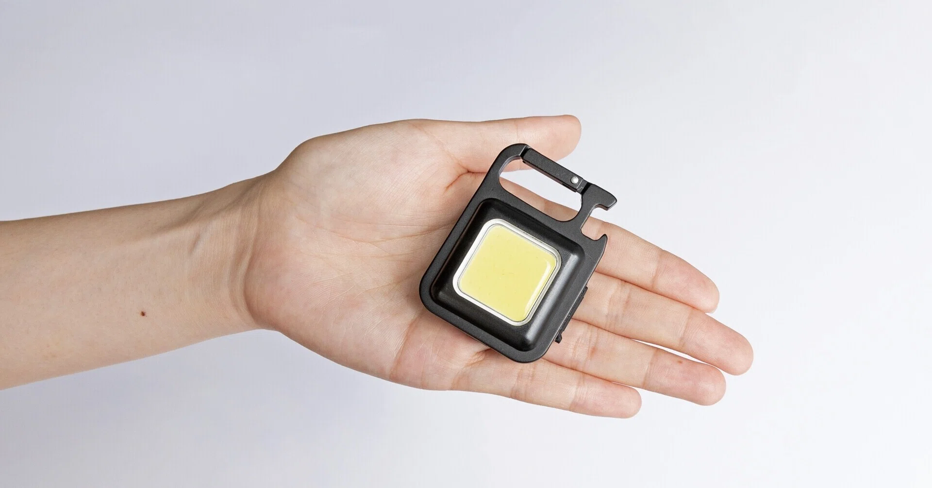 忘れ物を暗い店内で漁りがちな私が愛する「2つのLEDライト」の話を 