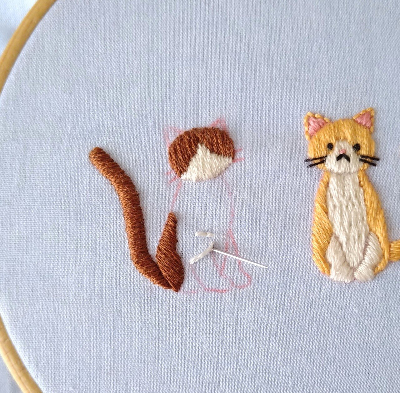 手刺繍入あずき/小豆のアイピロー【白猫とエノコログサ】 FLOWERs：2 ハンドメイド・手芸 手刺繍入あずき/小豆のアイピロー【白