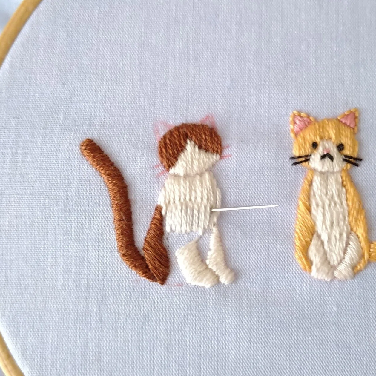 2匹の猫の刺繍図案?? ステップ18 〜ハチワレ猫の体の刺繍 