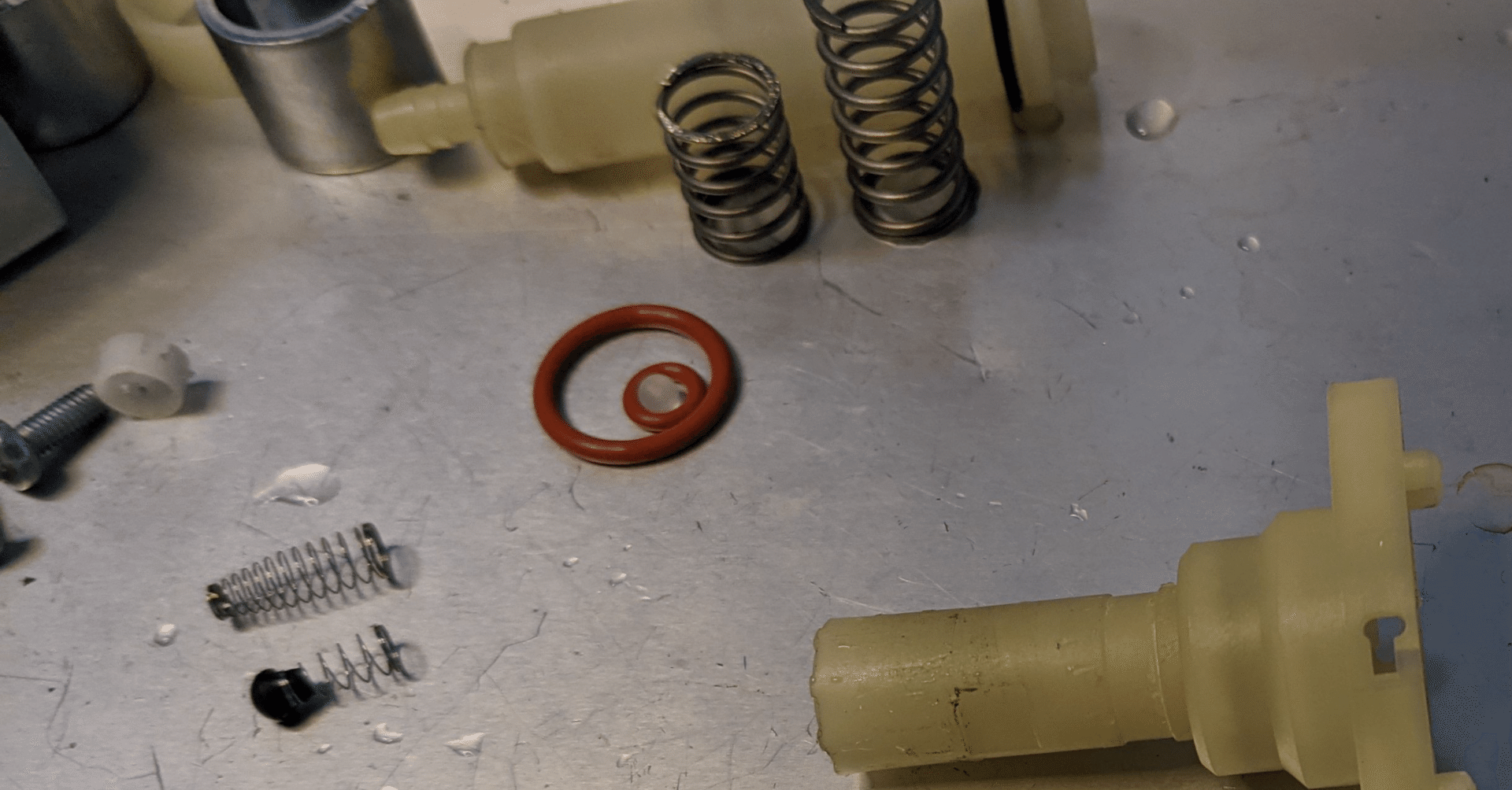 電磁ポンプULKA EP5の実践的分解｜まむしのフリマ談義