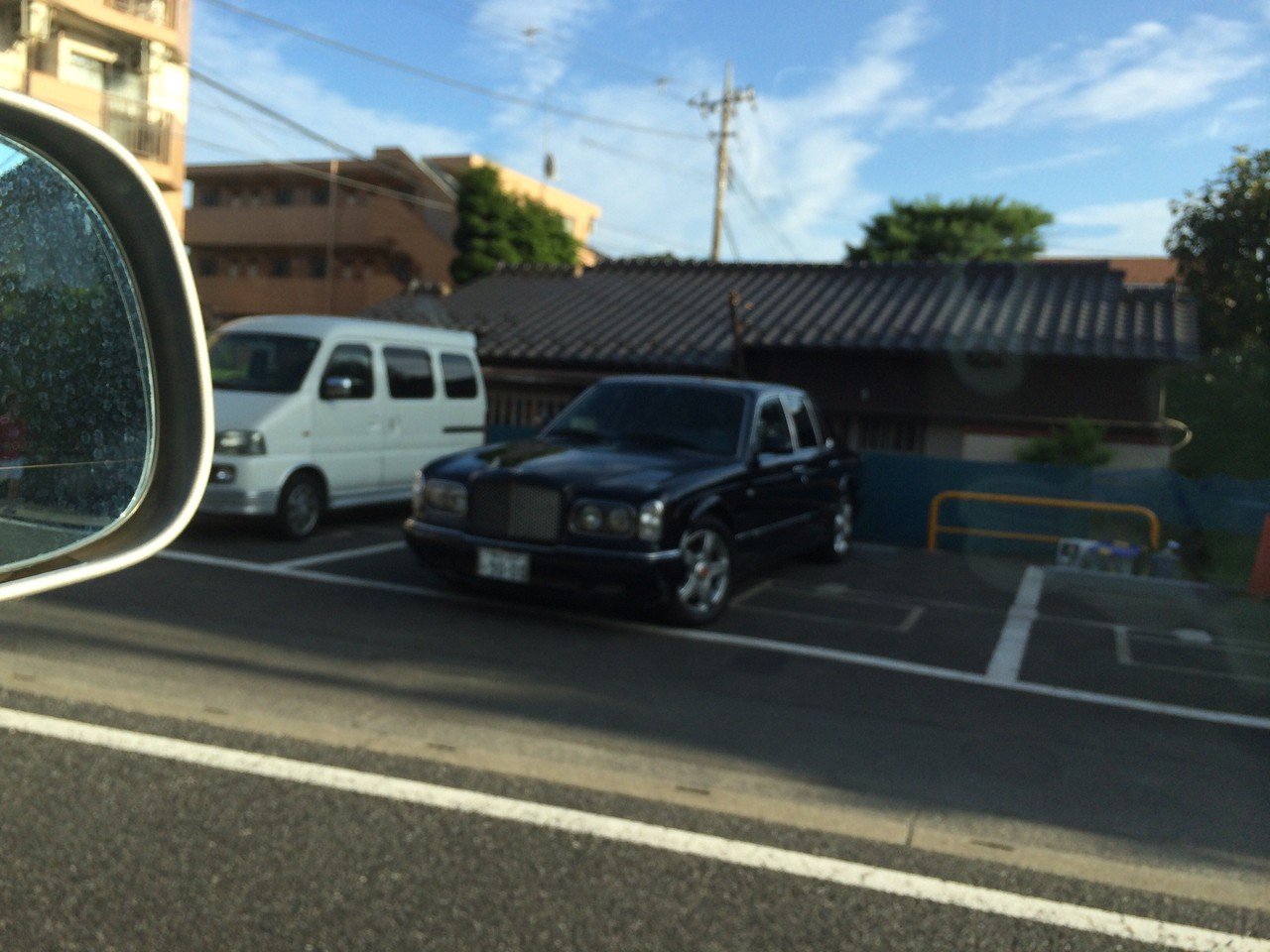 こんな田舎町に怪しげなベントレーが いかついおっさんが乗ってるんだけど なぜこんな金持ちがガレージのない家に住んでるの 青空駐車場は選びたくないよなぁ よっさん Note こんな田舎町に怪しげなベントレーが いかついおっさんが乗ってるんだけど なぜこんな金持ちがガレージのない家に住んでるの 青空駐車場は選びたくないよなぁ よっさん Note