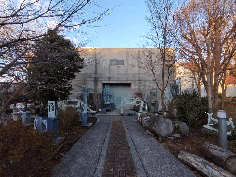 新造真人「呼吸と指先がカラフルに色づく、彫刻家 重岡建治さんの