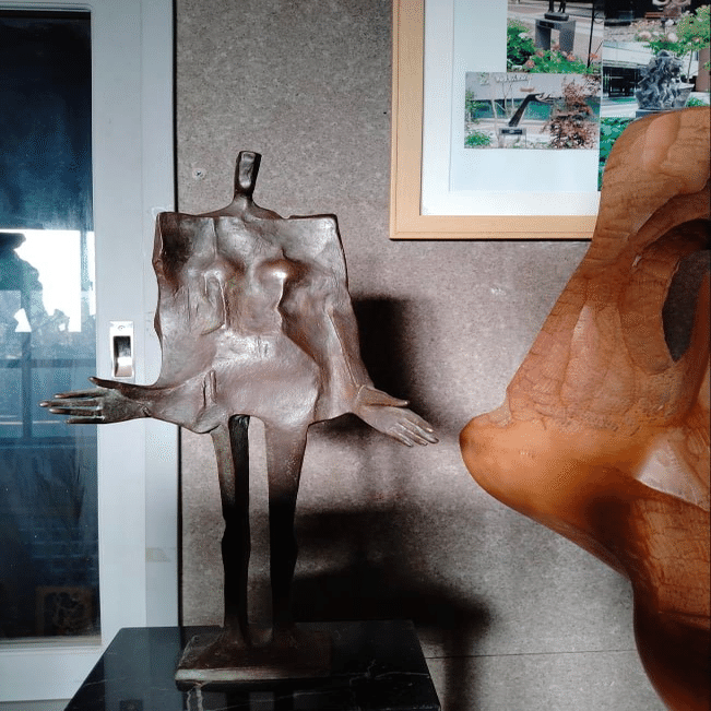 新造真人「呼吸と指先がカラフルに色づく、彫刻家 重岡建治さんの