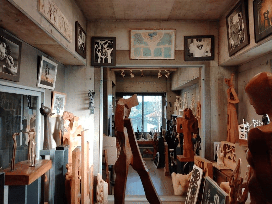 新造真人「呼吸と指先がカラフルに色づく、彫刻家 重岡建治さんの