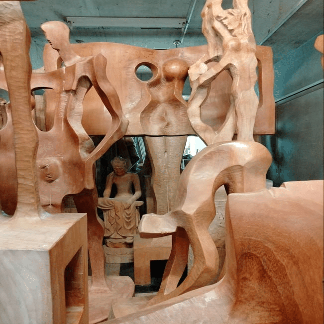 新造真人「呼吸と指先がカラフルに色づく、彫刻家 重岡建治さんの