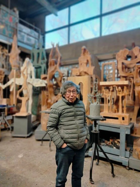 新造真人「呼吸と指先がカラフルに色づく、彫刻家 重岡建治さんの