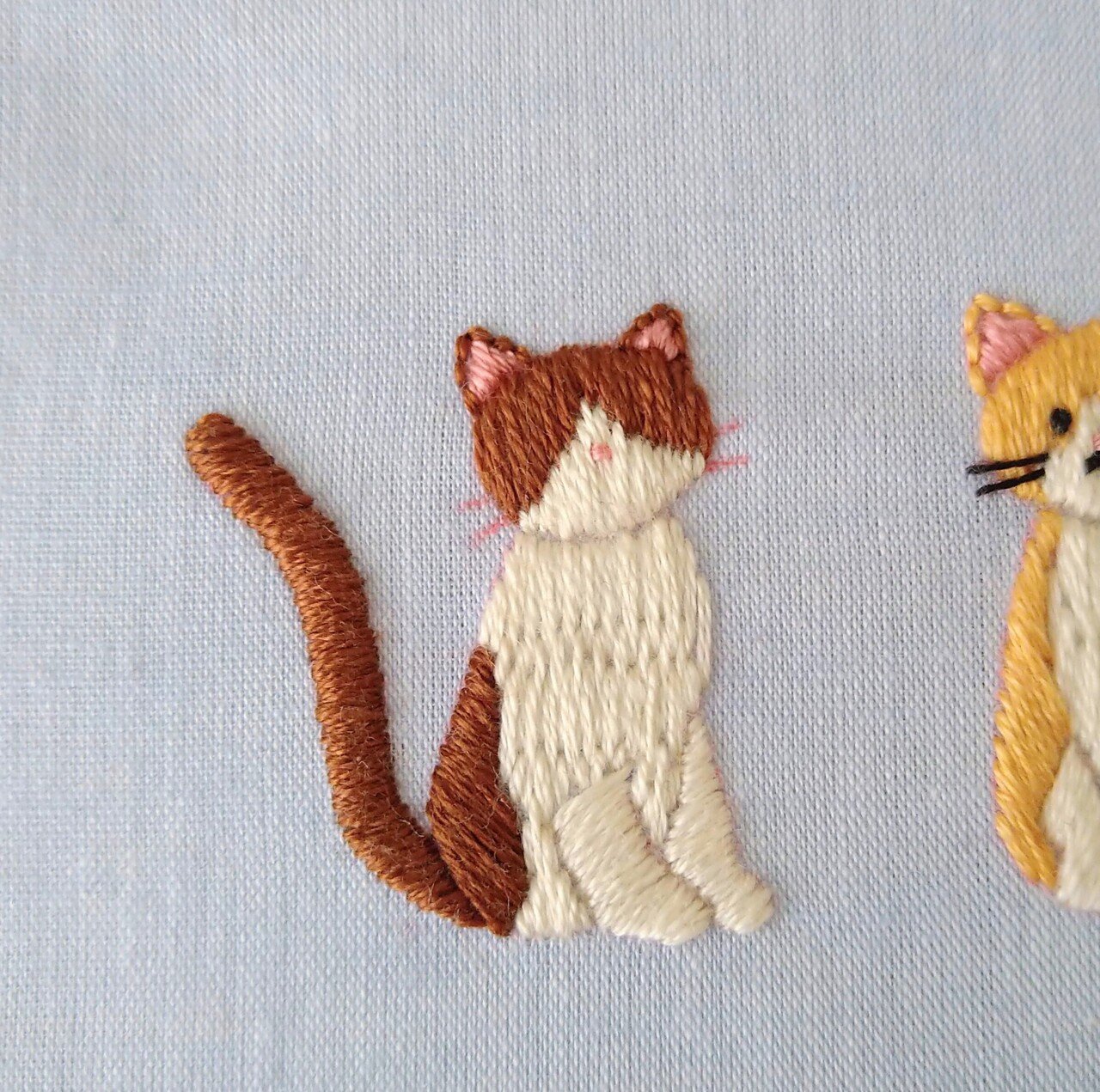 2匹の猫の刺繍図案🐈🐾 ステップ17 〜ハチワレ猫の手の刺繍