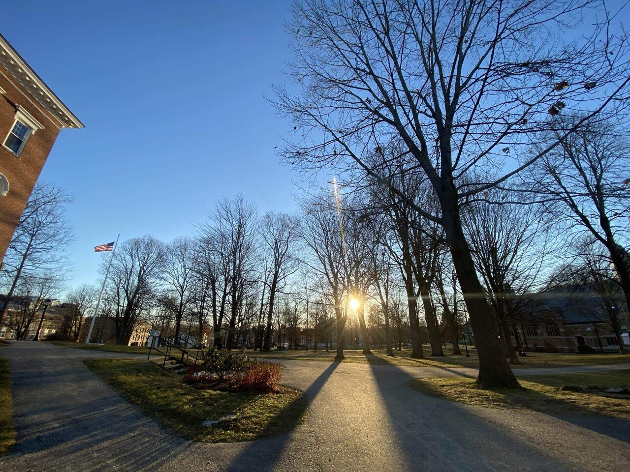 午後3時すぎの風景 影の長さがもう夕方です 7時に太陽が昇って 16時に日が沈むこの場所は 1日がとても短い メイン州 ほずみ ベイツ大学 Note