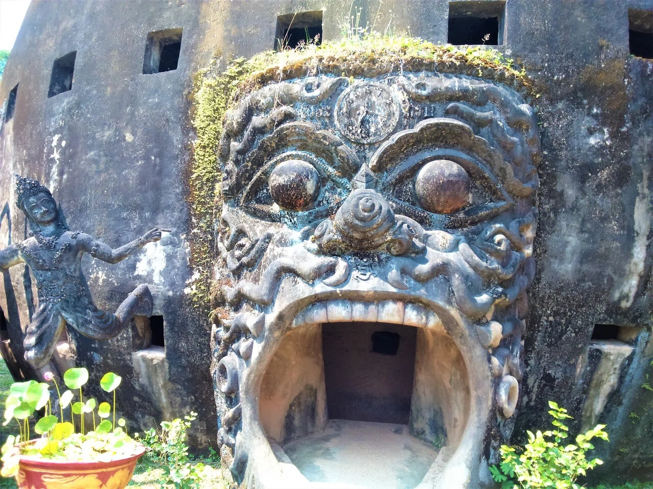 東南アジアの風景 (19) ラオス｜ヴィエンチャン郊外の摩訶不思議な彫刻