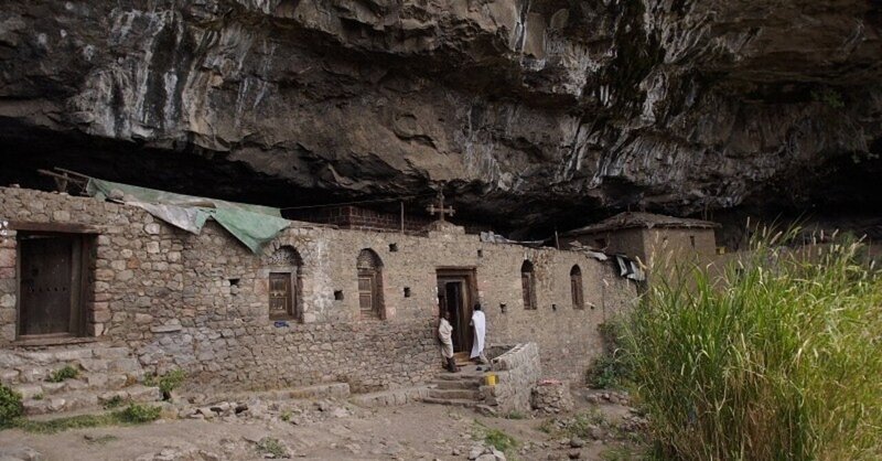 断崖の洞窟に建つナアクト・ラアブ教会（エチオピア）