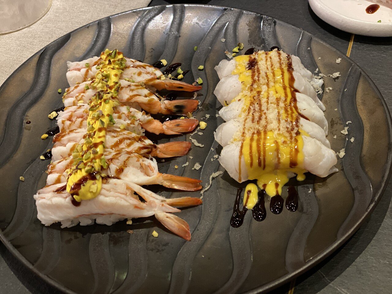 こーんなお寿司を食べてきました マグロ サーモン エビなどの炙りに サフランソースだとか 訳の分からないソースだとかが乗ってる ここまで完全に創作寿司 だと 抵抗なく食べられる 小粒で シャリもなかなか美 Kaorina091 Note