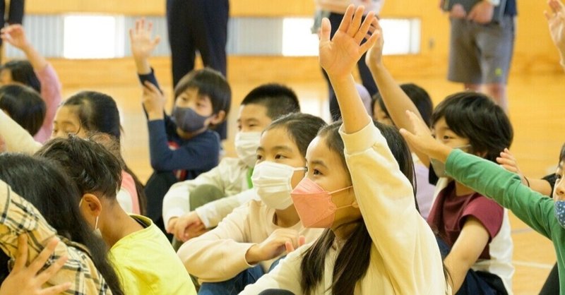 全盲の陸上選手・高田千明さんと小学3年生たち