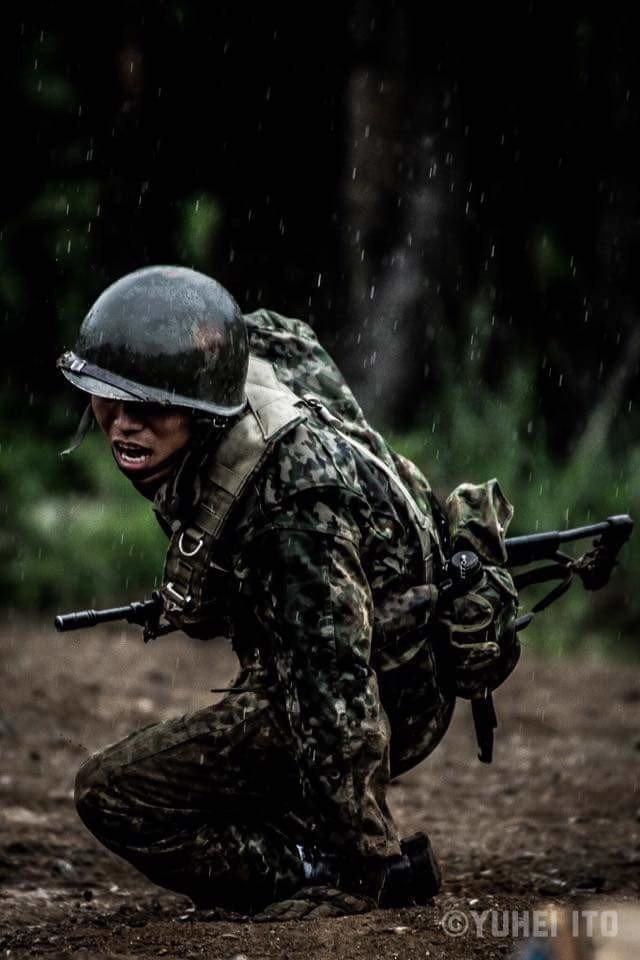 「雨は兵を強くする。」

陸曹教育隊時代の区隊長の言葉

雨にも負けず、泥にも負けず日夜訓練に励む彼らはドロドロに汚れていても輝いています。