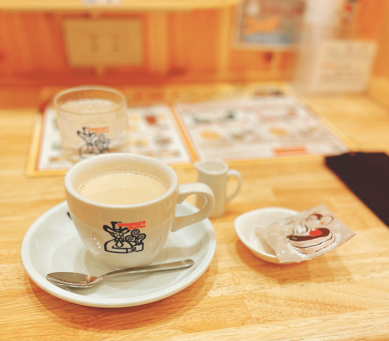 コメダのミルクコーヒーが コーヒーのなかでたぶんいちばん好きなんだけど あれはカフェオレとはどこが違うのかな ミルク がついてくるとこも謎だよね うわの空 Note