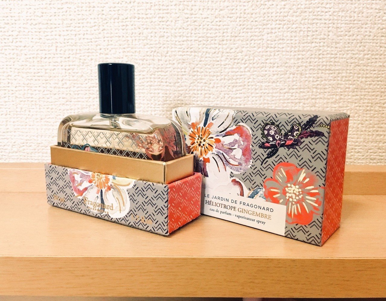 外国に行った時に買った香水 パッケージ が本当に可愛くて大のお気に入りです 実はイタリアで買ったのによく見たらフランス産だった という残念なオチがついてしまったのですが 特別な日につけるアイテムとして大事 トータルデザインのユーム Note