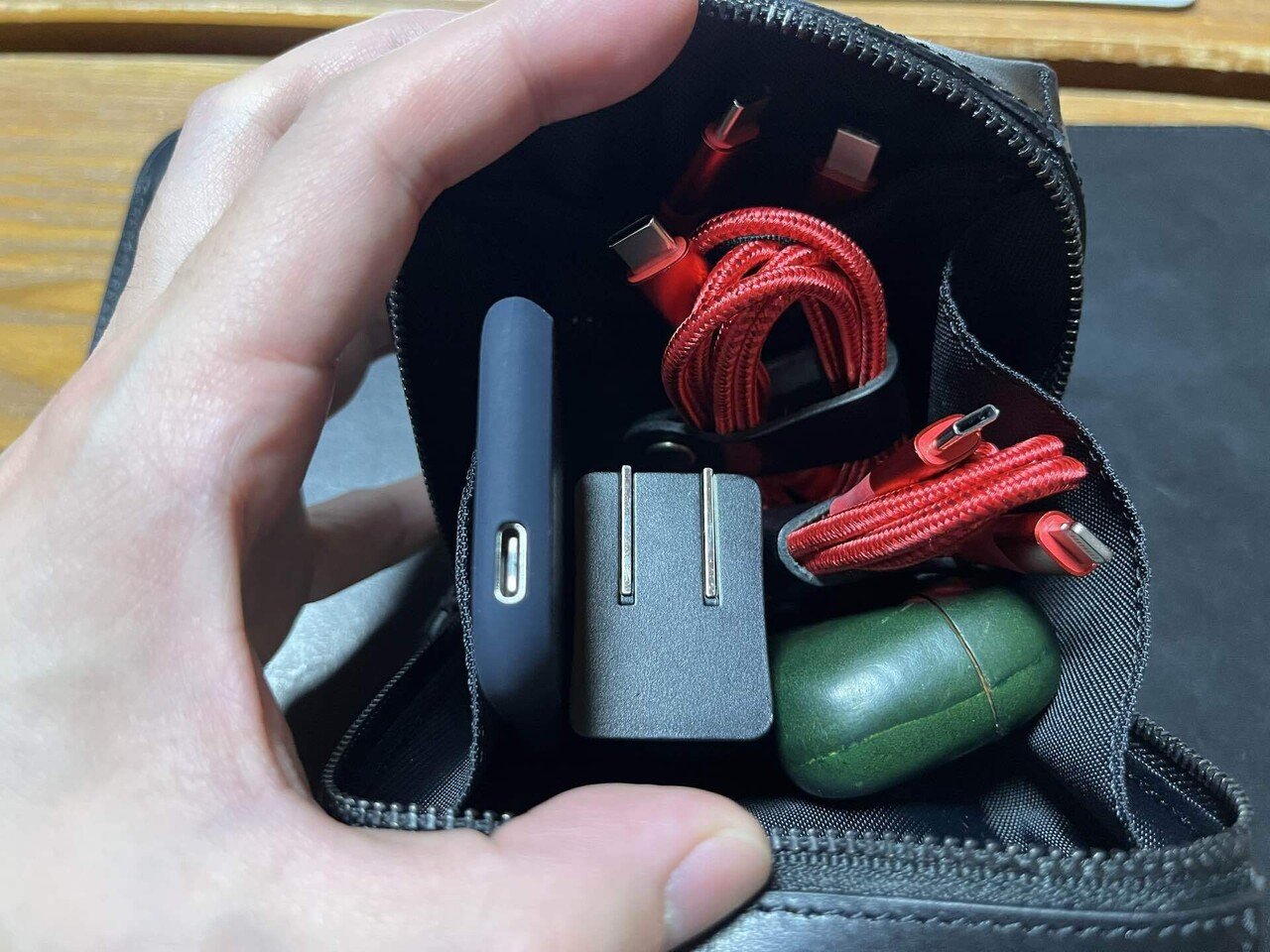 宮永えいとコラボ レザースクエアポーチ Sサイズ モカ Tonosycolores Com 宮永えいとコラボ レザースクエアポーチ Sサイズ モカ Tonosycolores Com