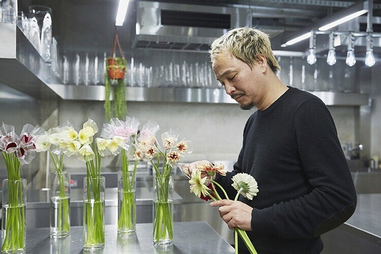 日本の有名なフローリスト厳選４人 世界で活躍する仕事内容や活動に迫る 男性フラワーアーティスト デザイン 花の作品 テレビや雑誌撮影 出版など My Florist Magazine Note