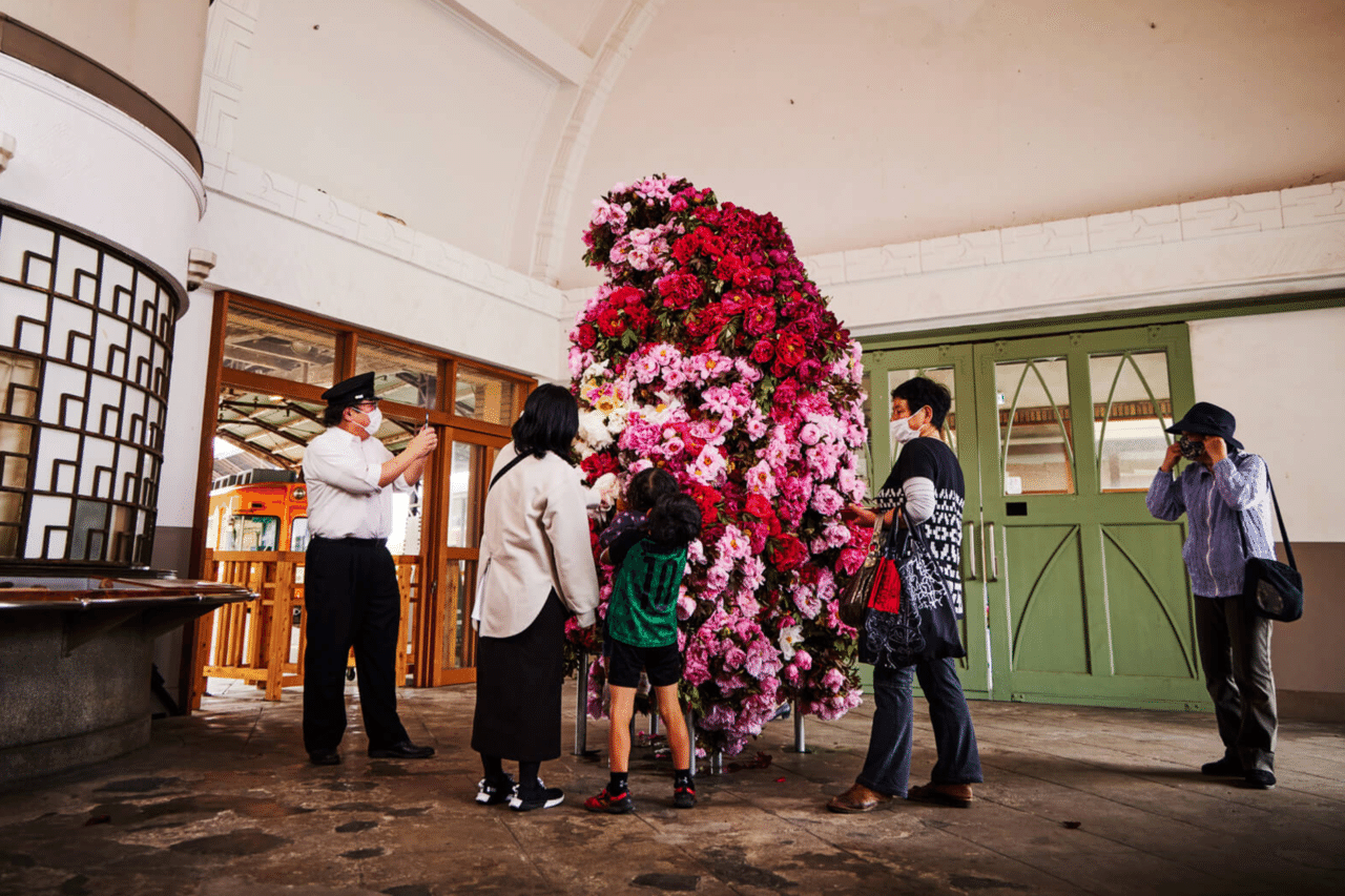 日本の有名なフローリスト厳選４人 世界で活躍する仕事内容や活動に迫る 男性フラワーアーティスト デザイン 花の作品 テレビや雑誌撮影 出版など My Florist Magazine Note