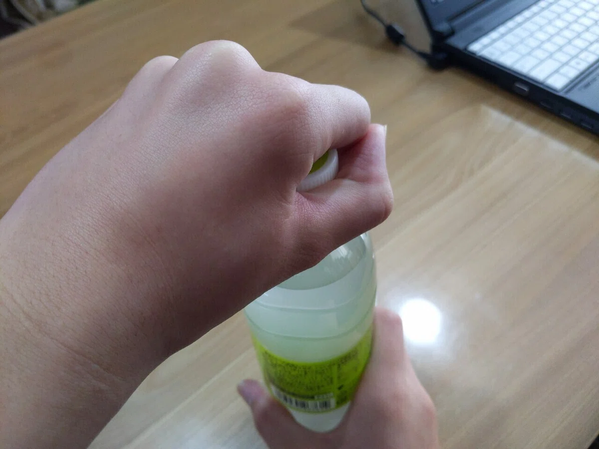 ペットボトルフタを閉める左利き⑮2