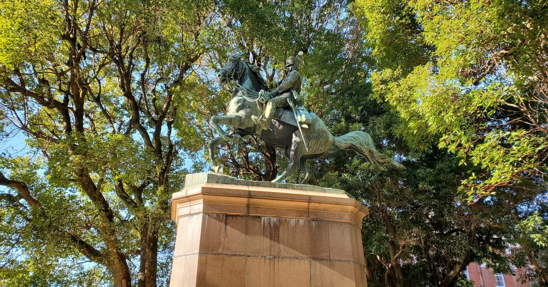 旧・東京国立近代美術館工芸館と北白川宮能久親王銅像｜内田S