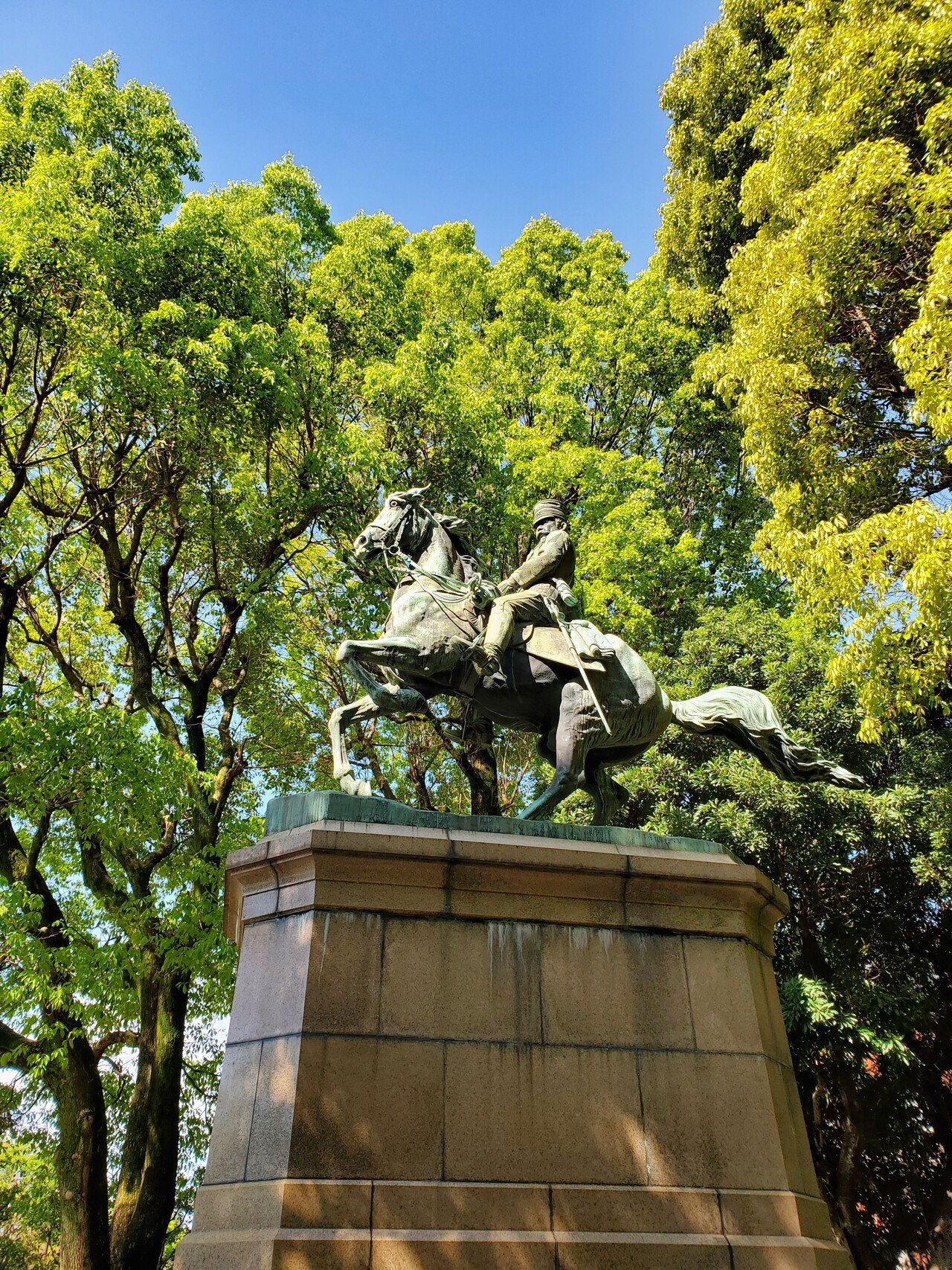 旧・東京国立近代美術館工芸館と北白川宮能久親王銅像｜内田S