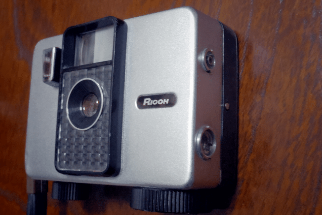 RICOH／AUTO HALF。年式不明？【角に凹みが御座います　フイルム式】。 RICOH／AUTO HALF。年式不明？【角に凹みが御座います フイルム