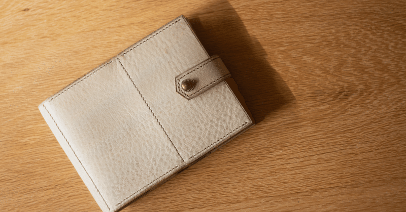 二つ折り財布よりは大きくて、長財布よりは小さいお財布