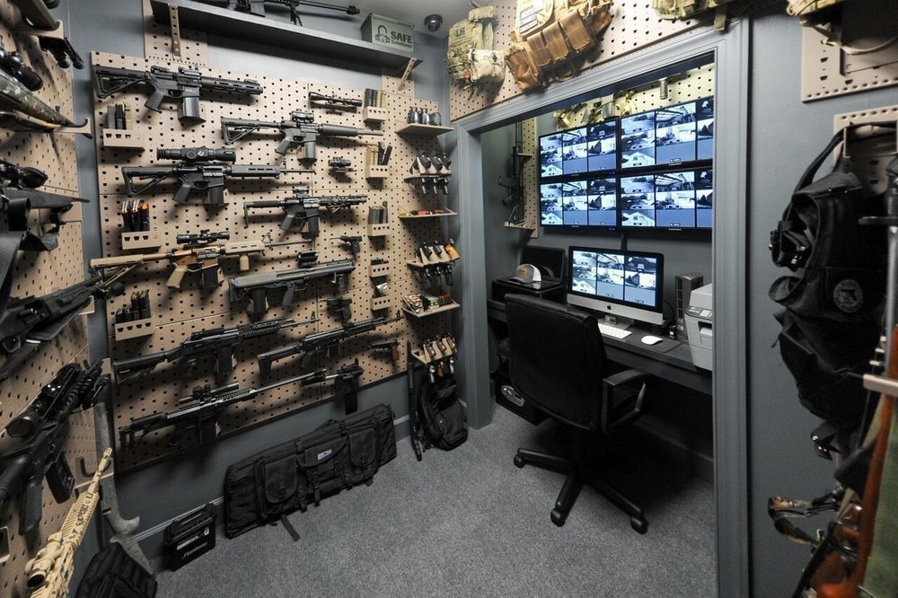 ブログでも書いたけど こういうガンマニア的な部屋に憧れがあるんだよね 銃 だけじゃなく 武器っぽいものや怪しい物を飾った空間作って そこにそういうヤバい趣味を持った奴らが集まってなんかダベるのって面白く エルケン Note