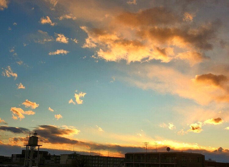 2021年見納めのアトリエからの夕焼けは、とってもドラマチックであったかいのでした。
ヨキ♪


#sky #winter #love #moritaMiW #アトリエの空 #佳い一日の終わり 